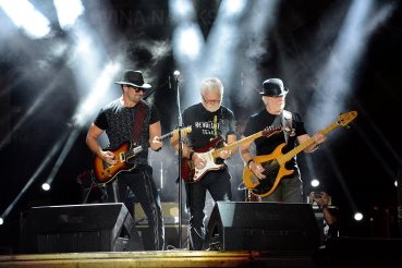 YU GRUPA Foto Wood.jpg