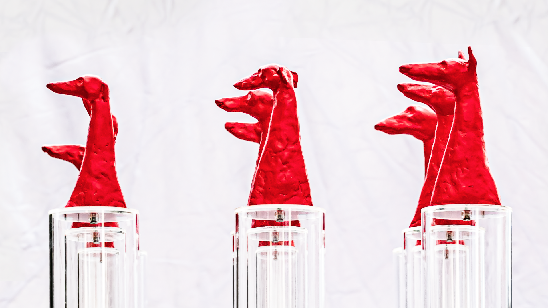 Tamara Rakić, Mirni protest-zatišje pred buru, 2022, bojeni aluminijum, klirit, 115x48x48 cm-.png