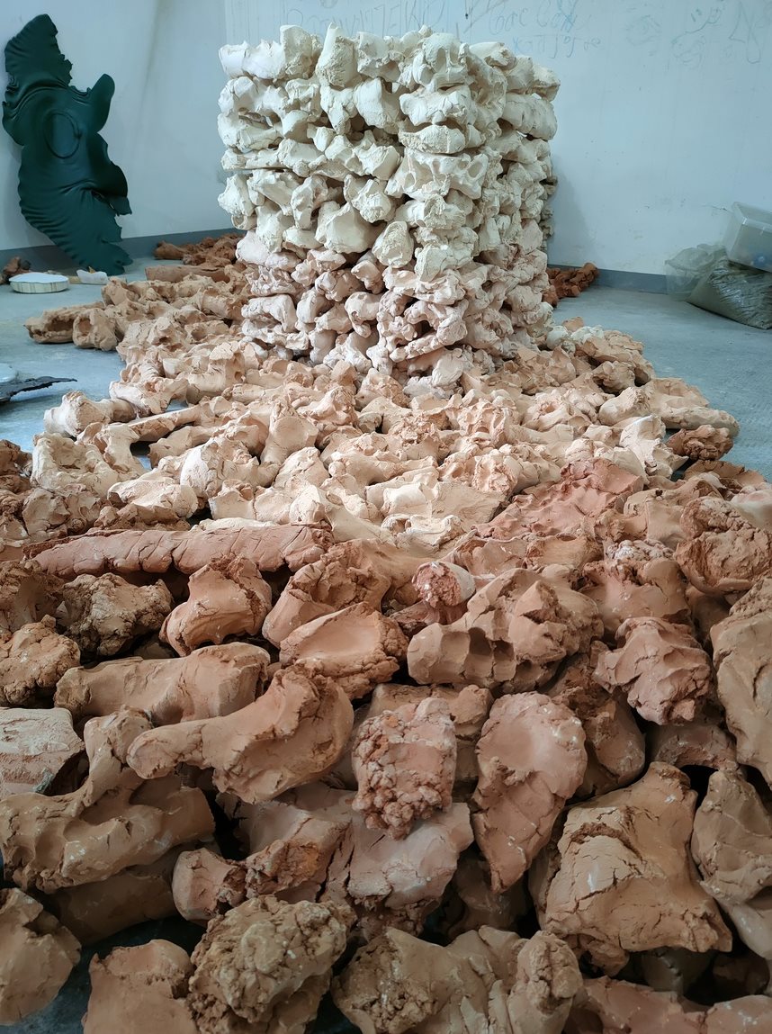 Bez naziva, terakota, promenljive dimenzije, 2023.(fotografija Milorad Panić).jpg