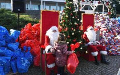 бесплатне новогодишње пакетиће на Савском венцу.jpg
