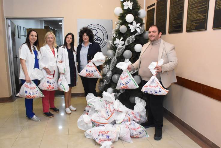 Општина Земун донирала новогодишње пакетиће Институту за мајку и дете.jpg