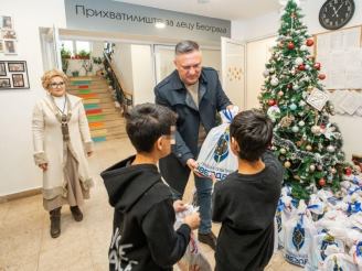 Новогодишњи пакетићи за децу Свратишта.jpg