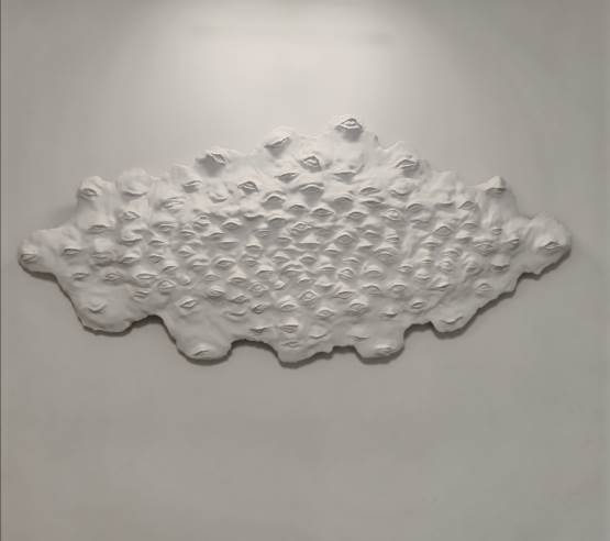 Zidovi imaju oči, gips, 110h90h95 cm, 2023..jpg