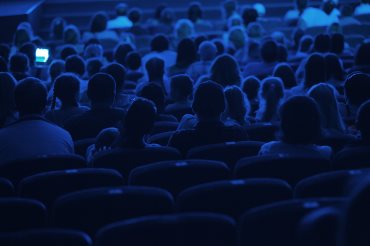 Publika u sali gleda film