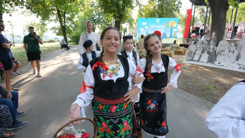 Девојчице у народној ношњи