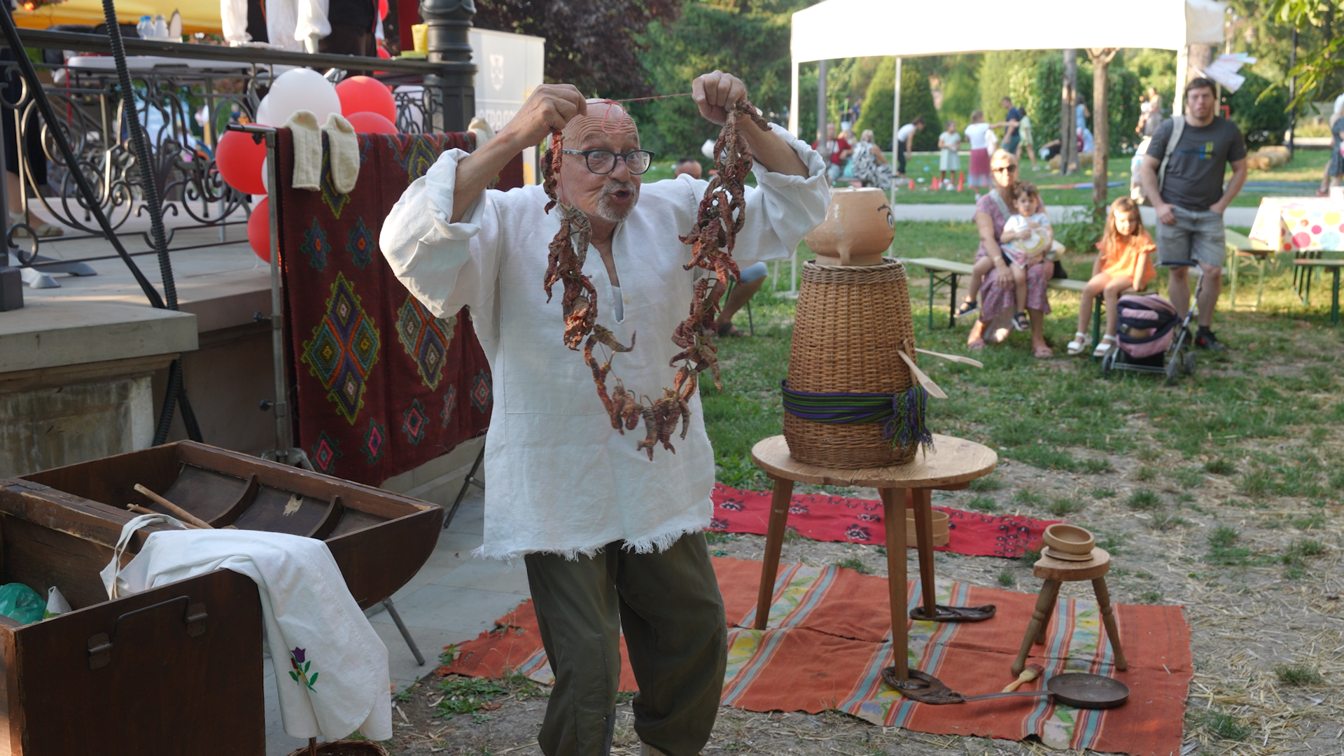 Човек показује традициопналне вештине