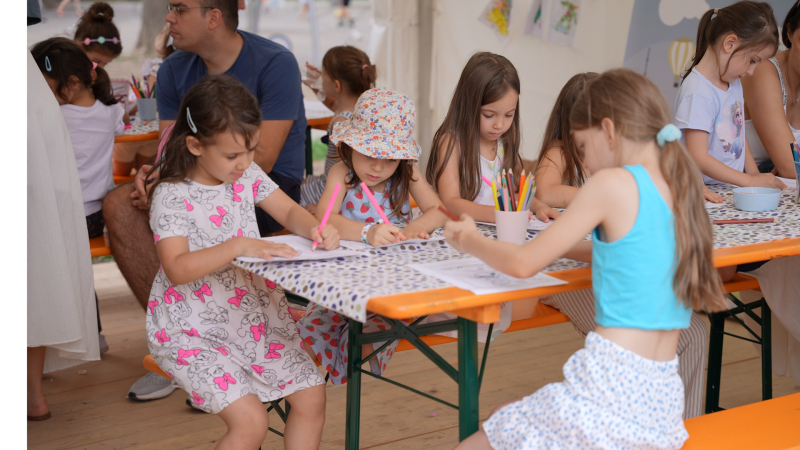 Deca crtaju na radionici