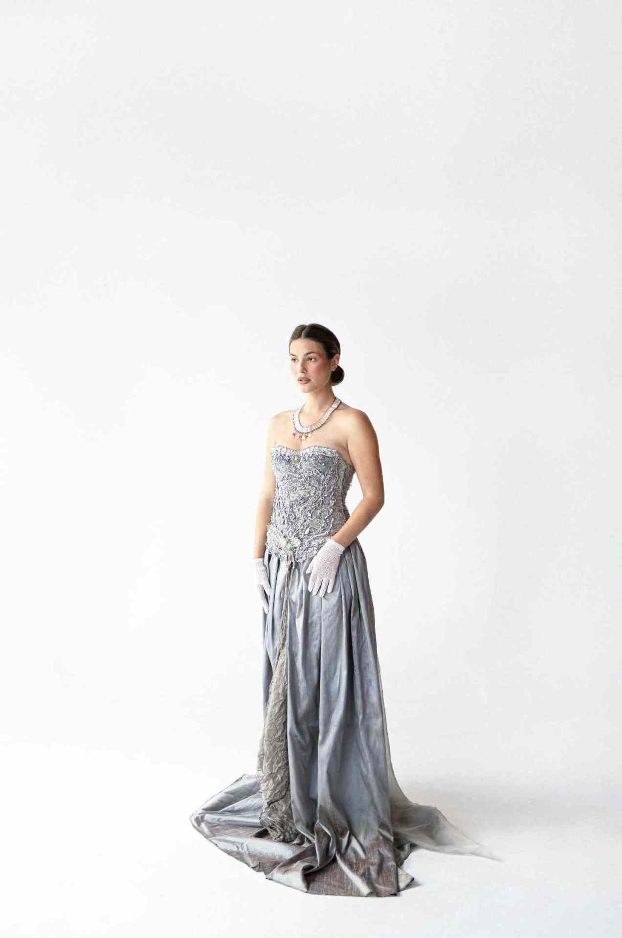 duga haljina u sivoj boji