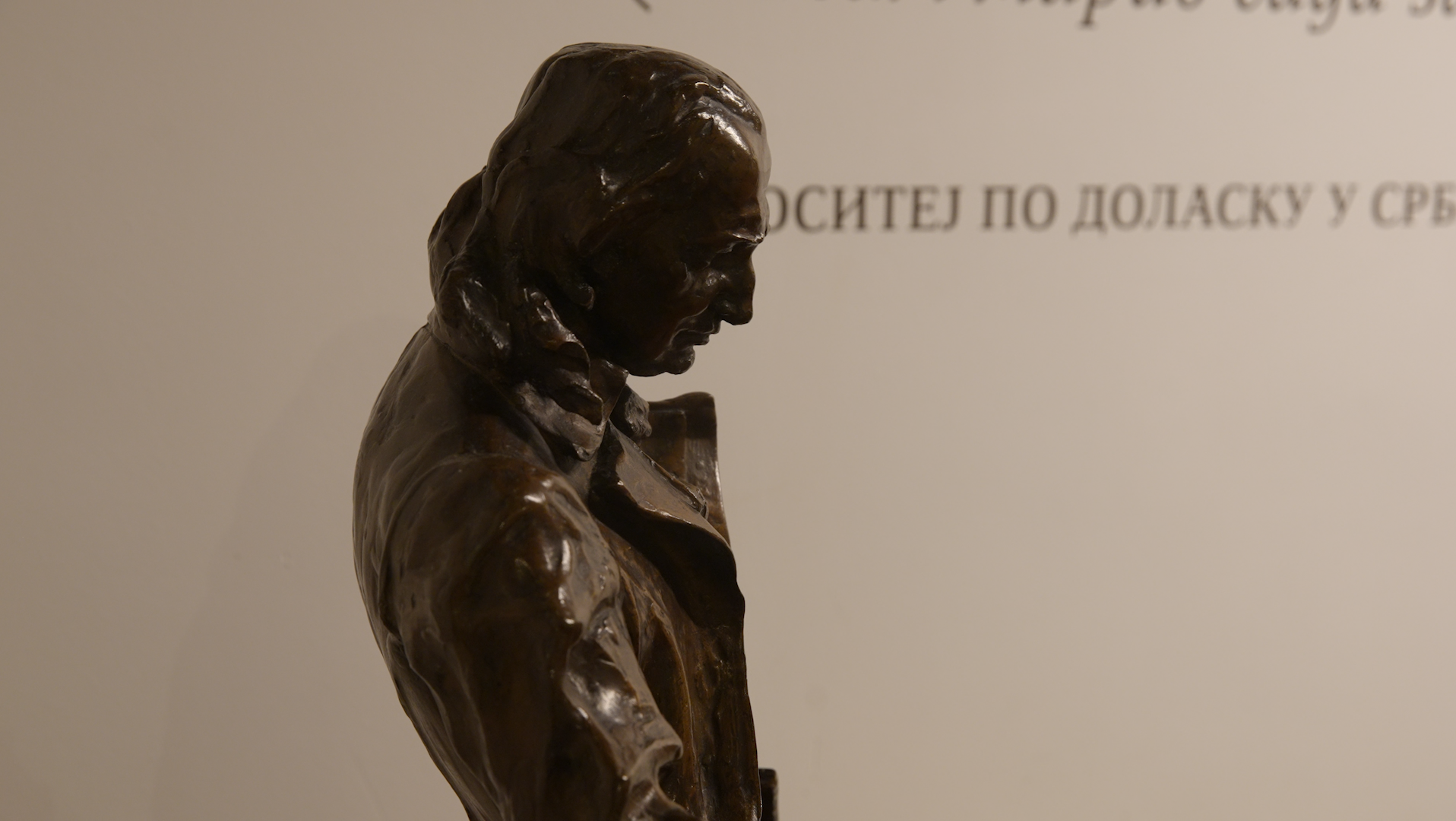 Skulptura Dositeja Obradovica u Muzeju Vuka i Dositeja