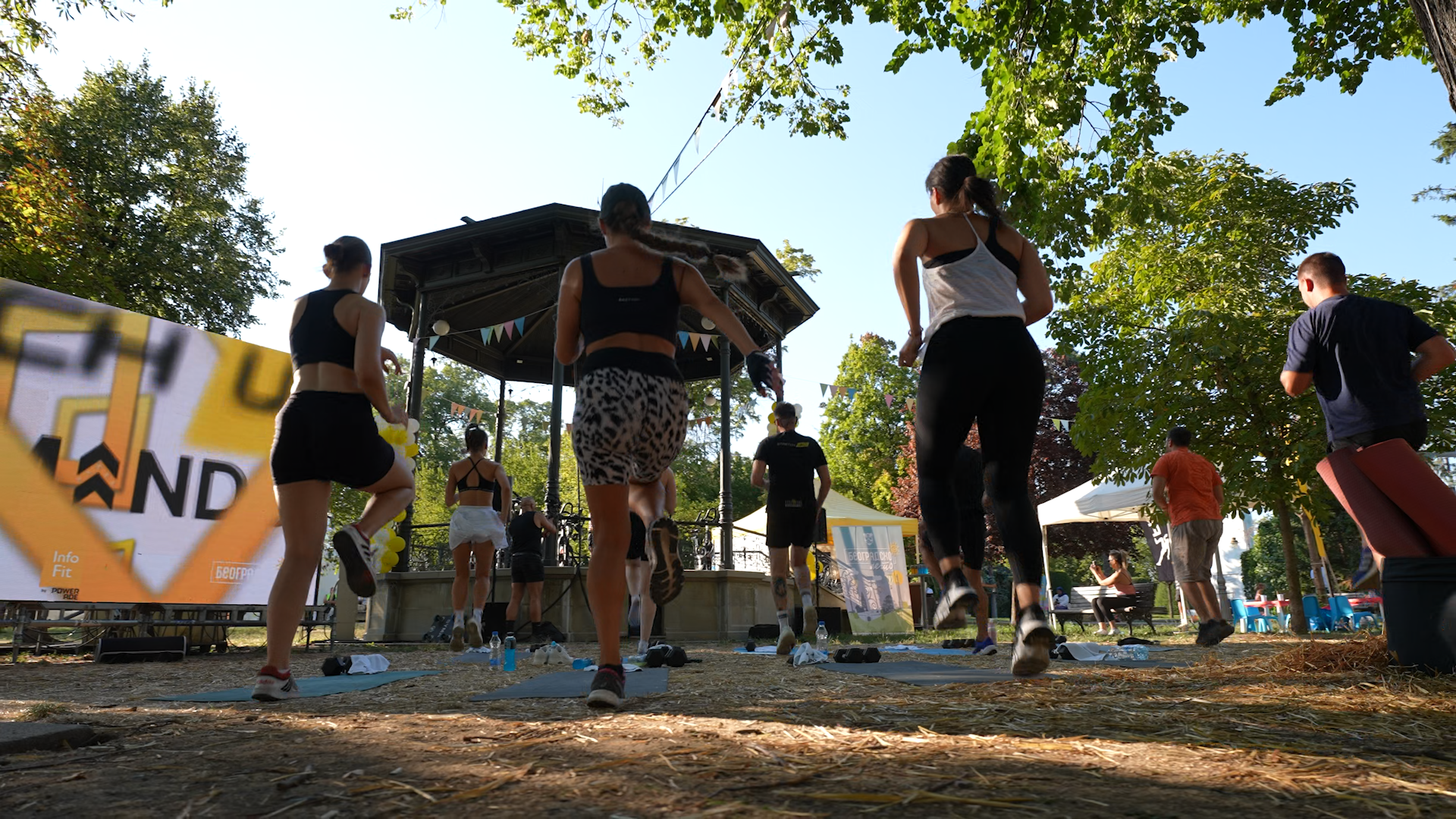 Ljudi vezbaju na otvorenom na Kalemegdanu