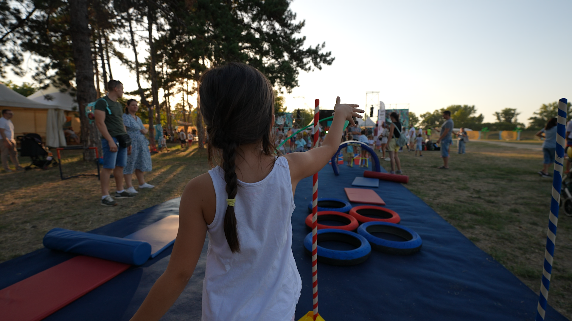 Devojcica na manifestaciji Decje leto na Uscu