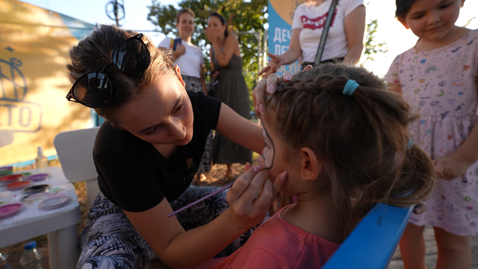 Devojka crta lice devojcici