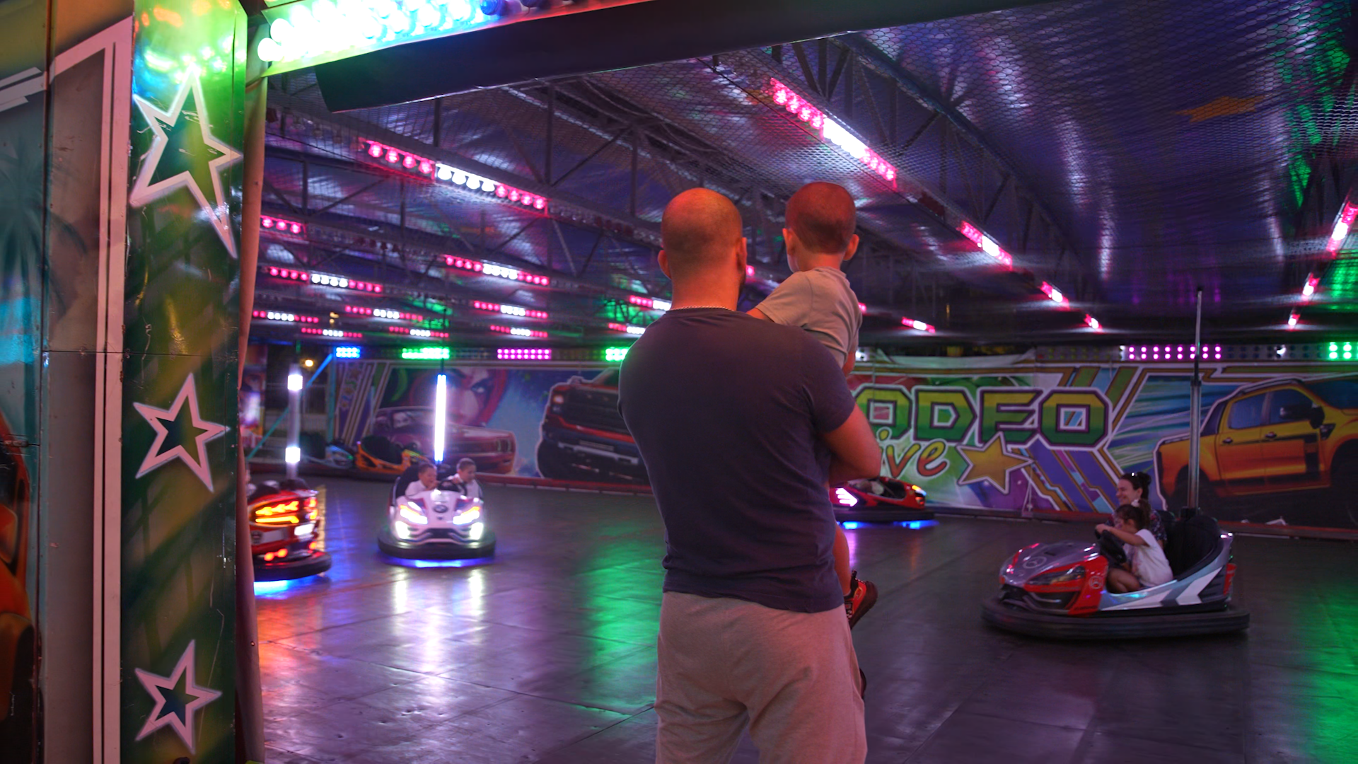 Covek sa detetom u luna parku na Uscu