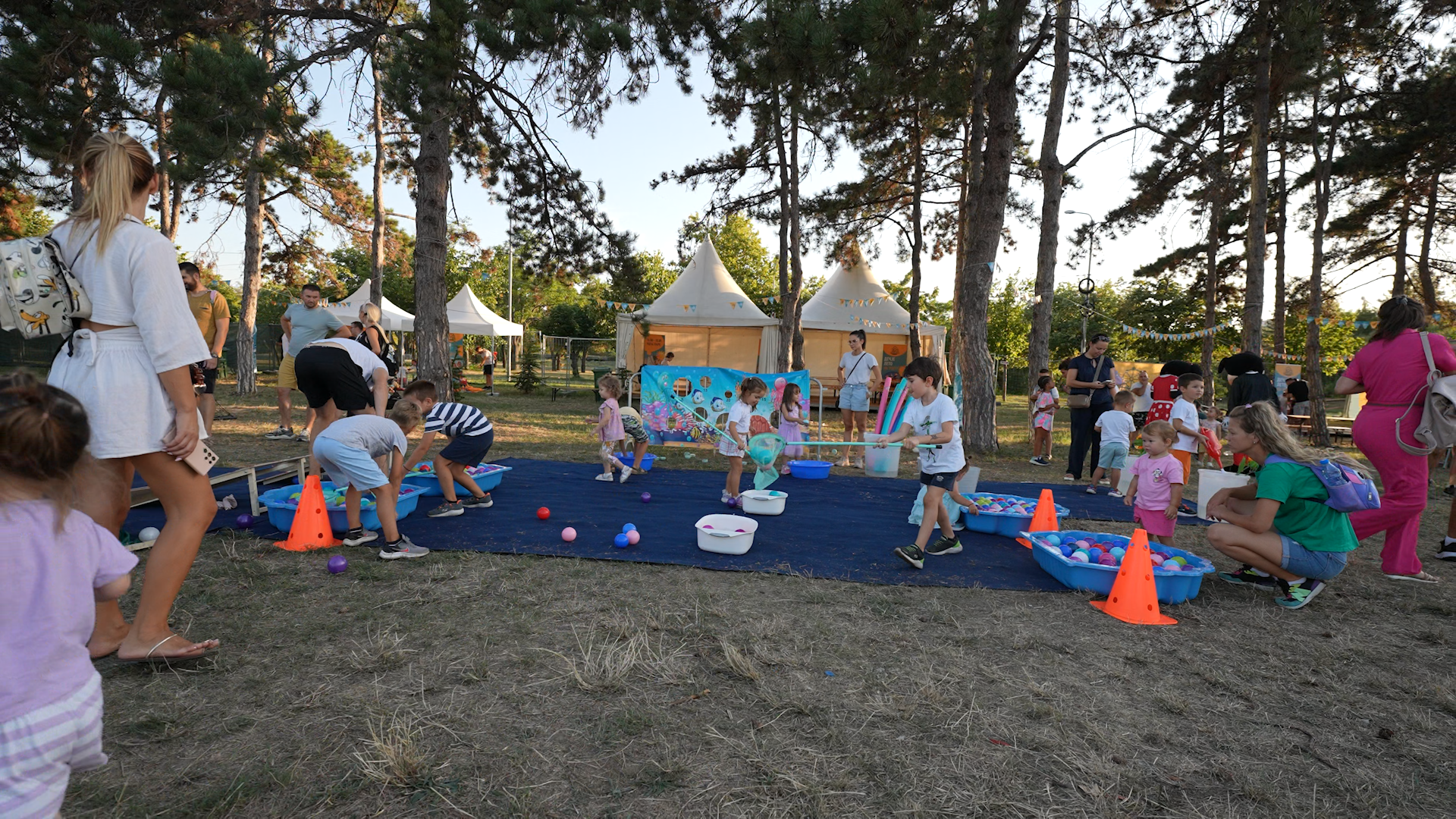 Деца играју водене игре на Ушћу