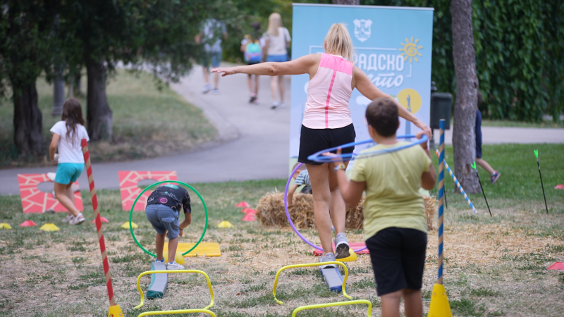 Deca i zena na poligonu na Kalemegdanu