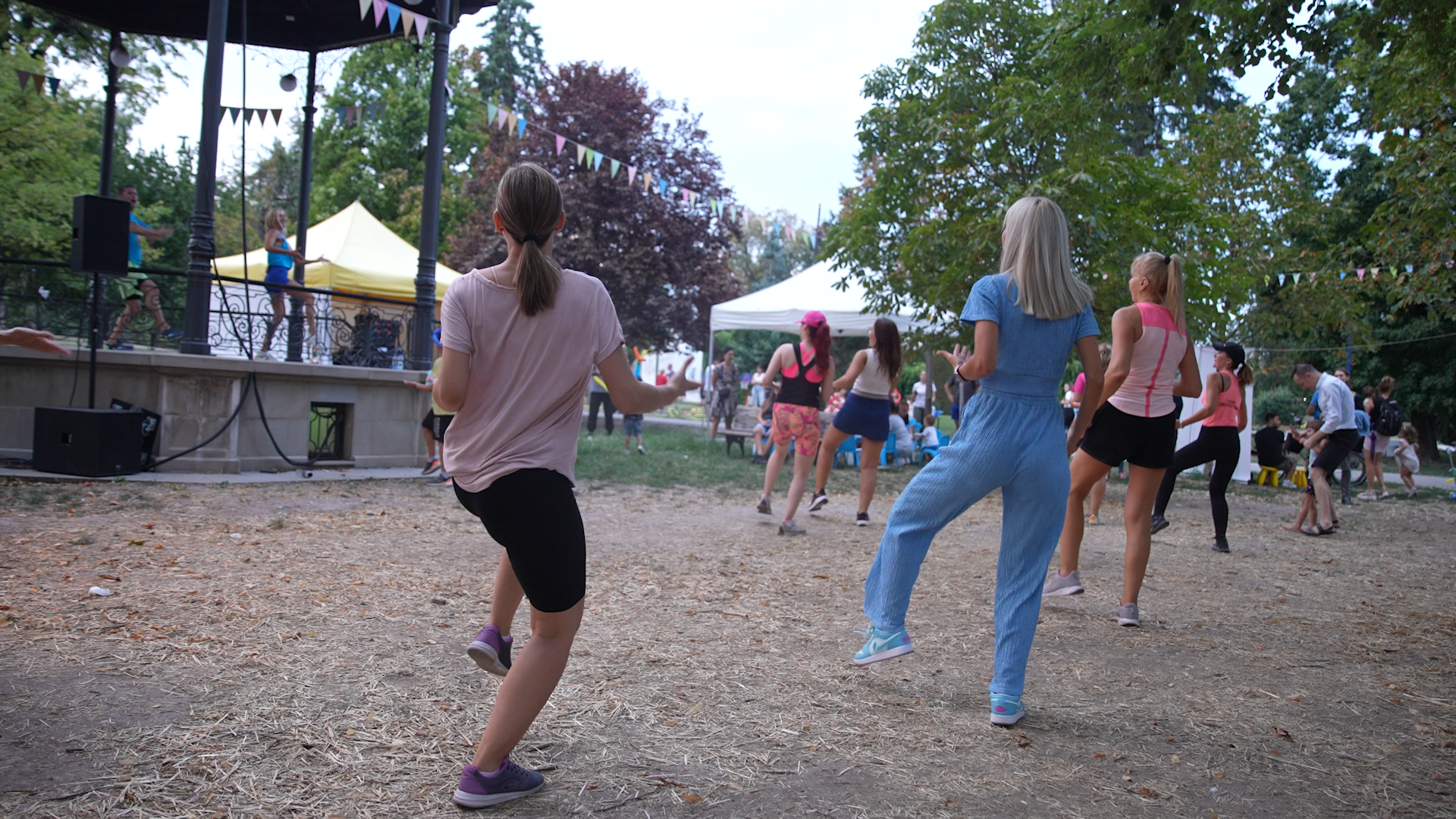 Zene vezbaju na Kalemegdanu