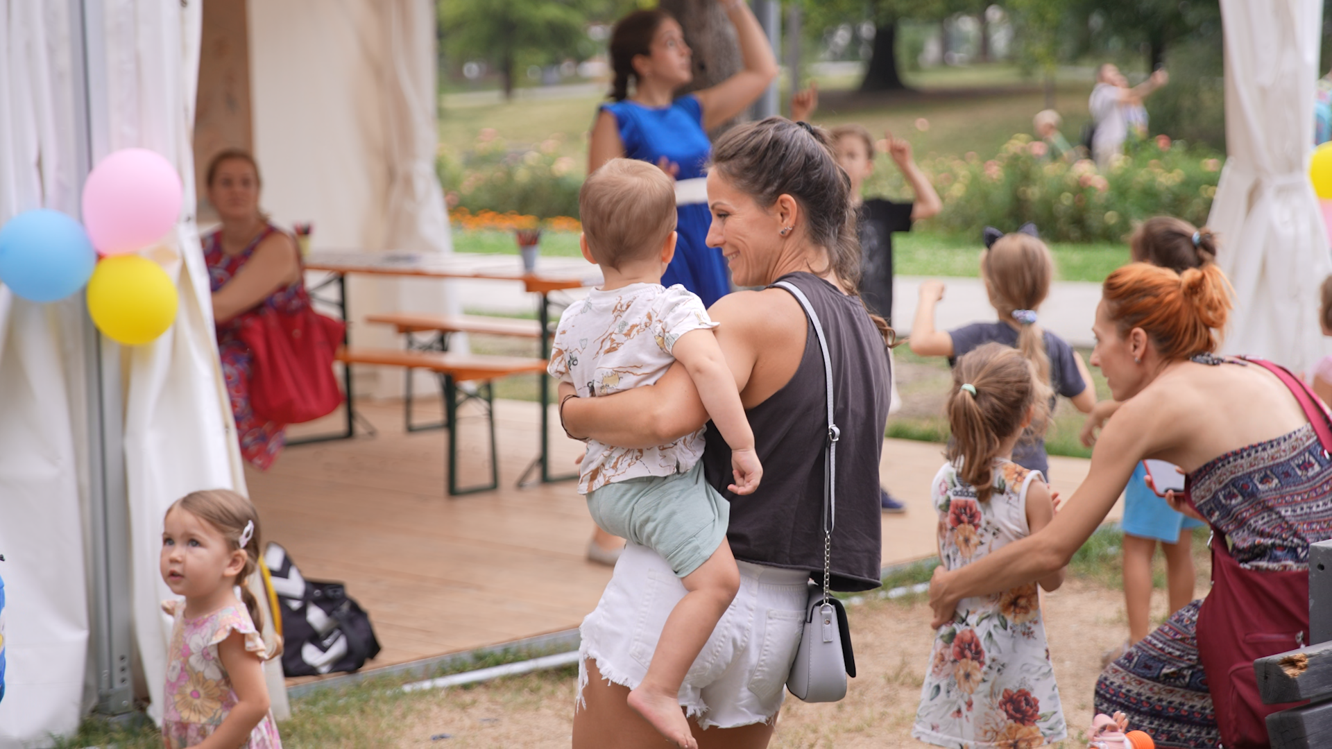 Zena sa detetom na Beogradskom letu