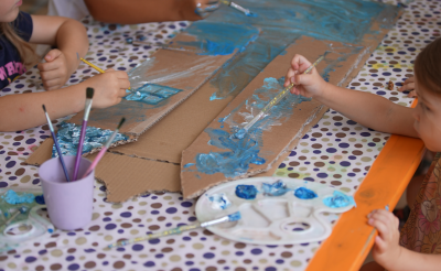 deca slikaju na radionici