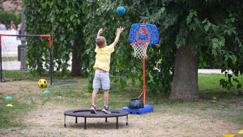 Decak ubacuje loptu u kos