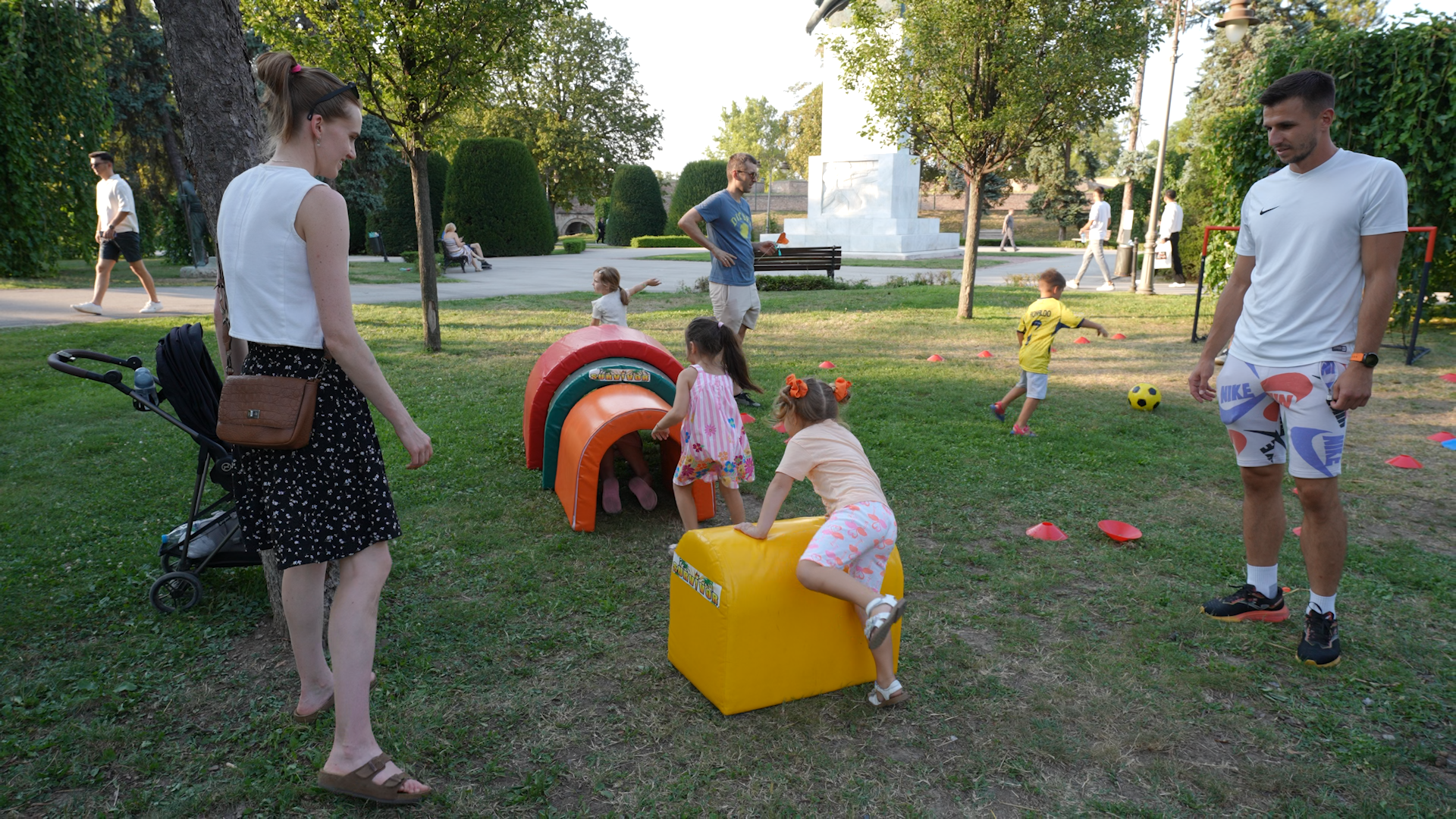 Dete se igra u parku