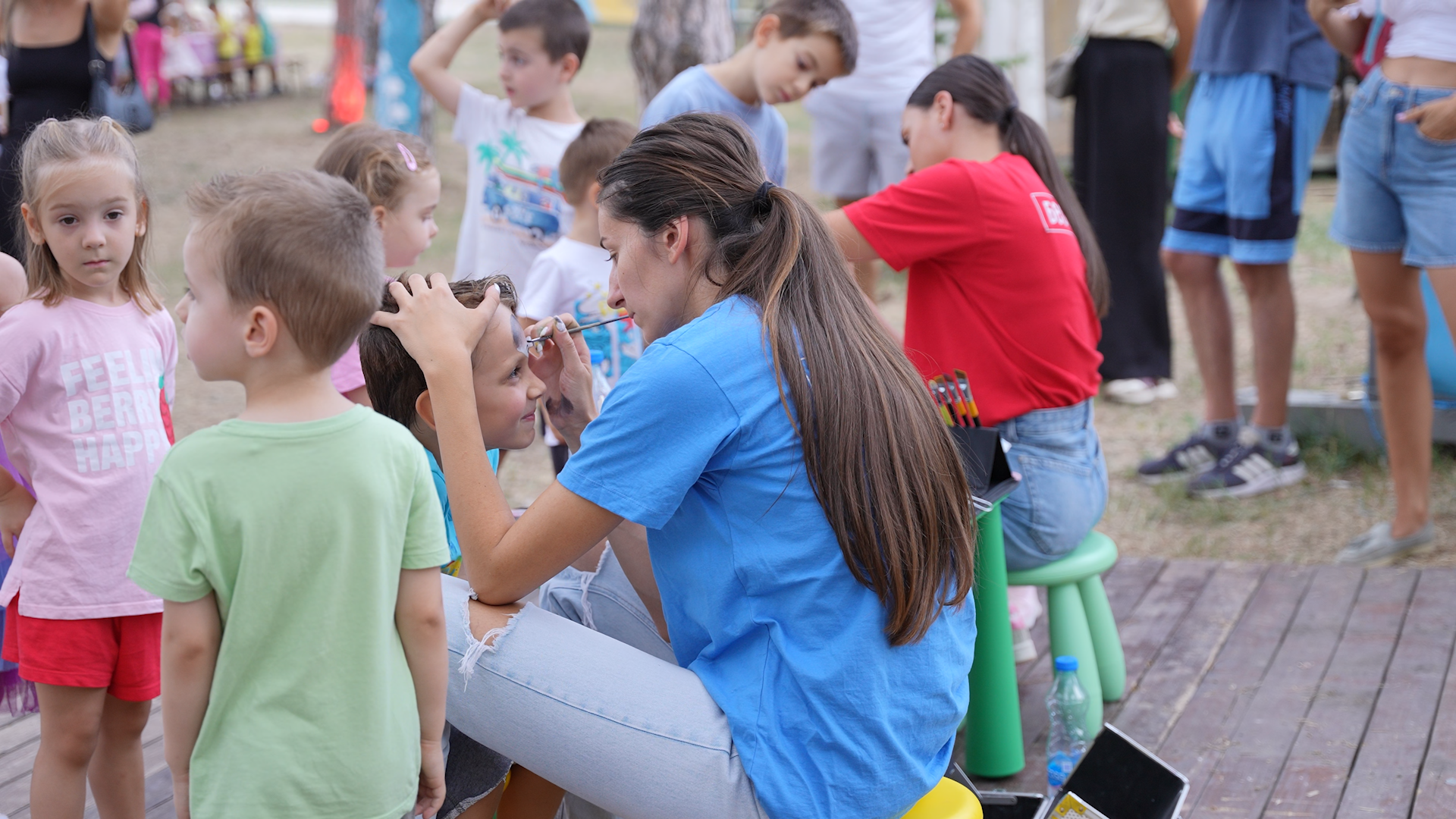 Devojka crta lice decaku