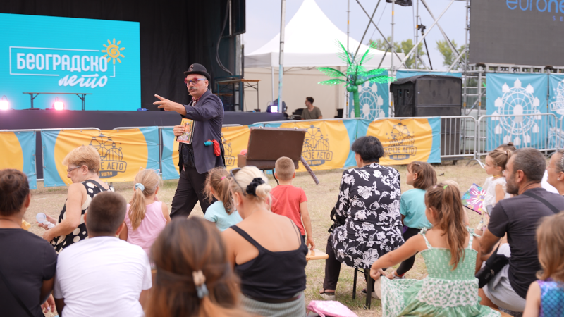 Publika gleda predstavu na otvorenom