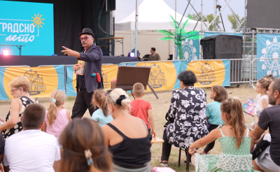 Publika gleda predstavu na otvorenom