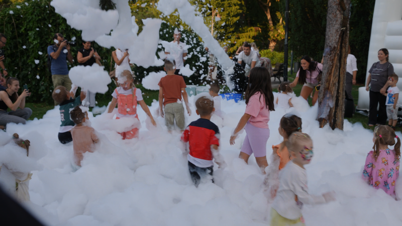 деца се играју