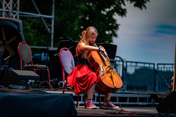 Devojčica svira violončelo
