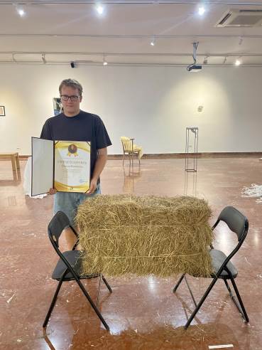 Mladić drži nagradu