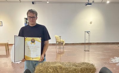 Mladić drži nagradu