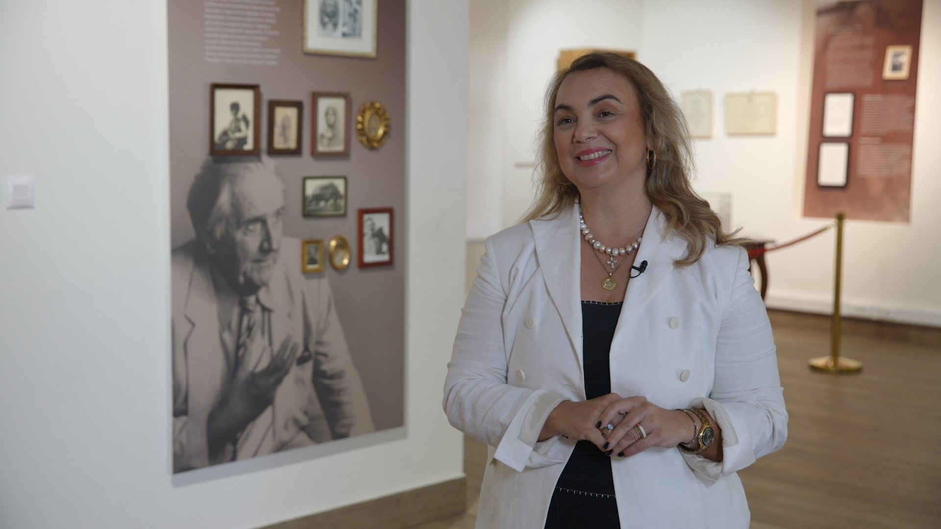 Direktor muzeja, lepa žena