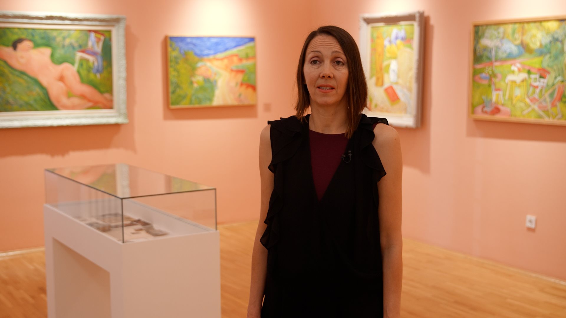 жена у галерији