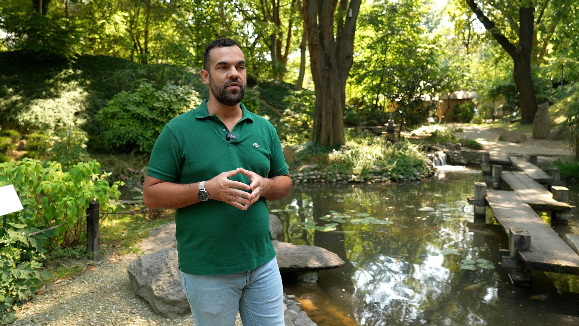 čovek u japanskom vrtu