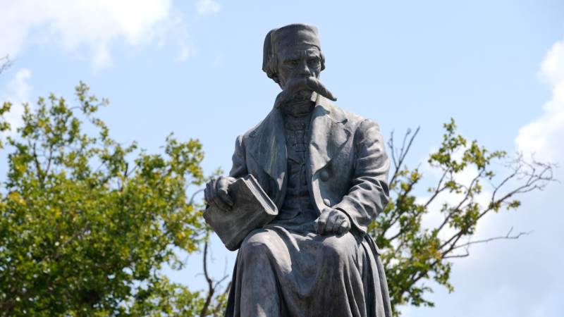 Spomenik Vuku Karadžiću