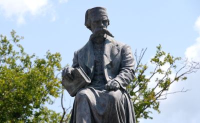 Spomenik Vuku Karadžiću