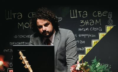 Nikola Rakočević u predstavi Recite nam nešto o sebi