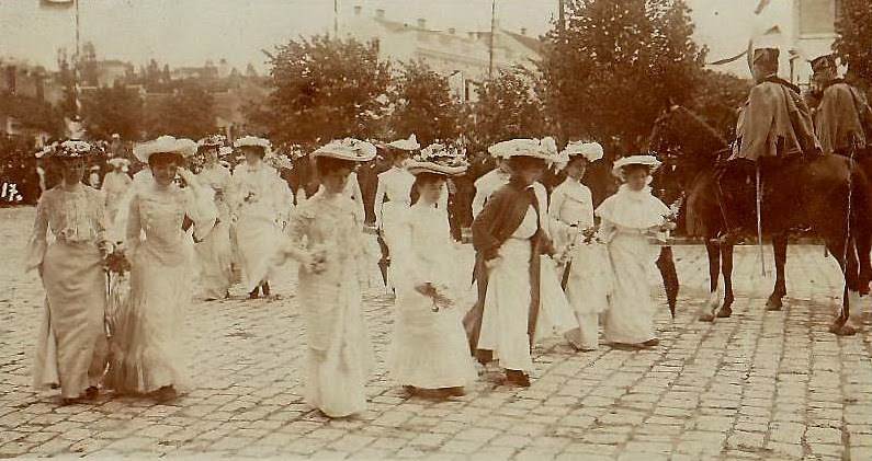 Beogradske-gospođice-u-balskim-haljinama-i-šeširima