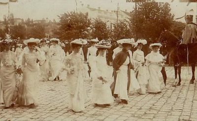 Beogradske-gospođice-u-balskim-haljinama-i-šeširima
