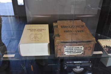 KUtija rukopisa Medicinskog rečnika.jpg