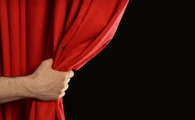 zavesa pred predstavu