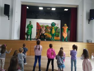 деца у позоришту