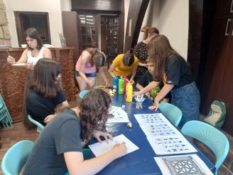 деца сликају