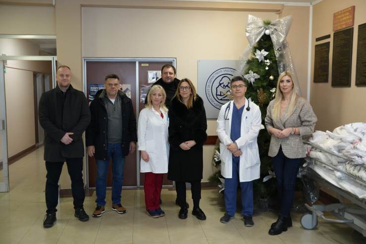 paketici  Majka i dete.jpg