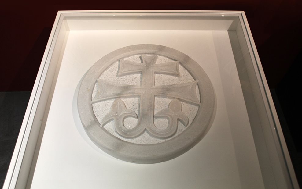 Копија студеничког крста са северних врата Богородичине цркве Израда вајар Владимир Јаблановић 1.jpg