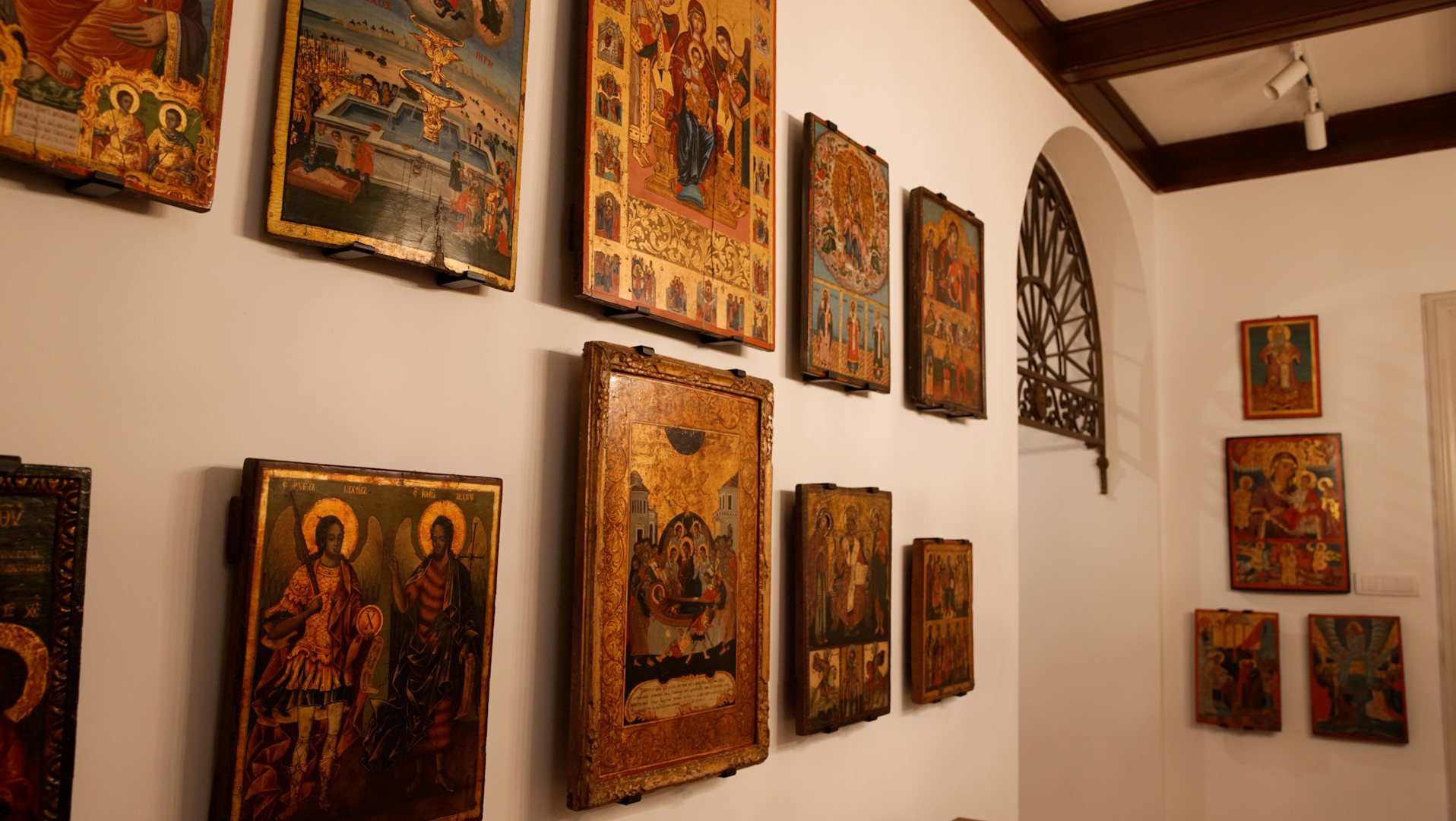 U Legatu Sekulić, u Uzun Mirkovoj ulici ima 165 ikona