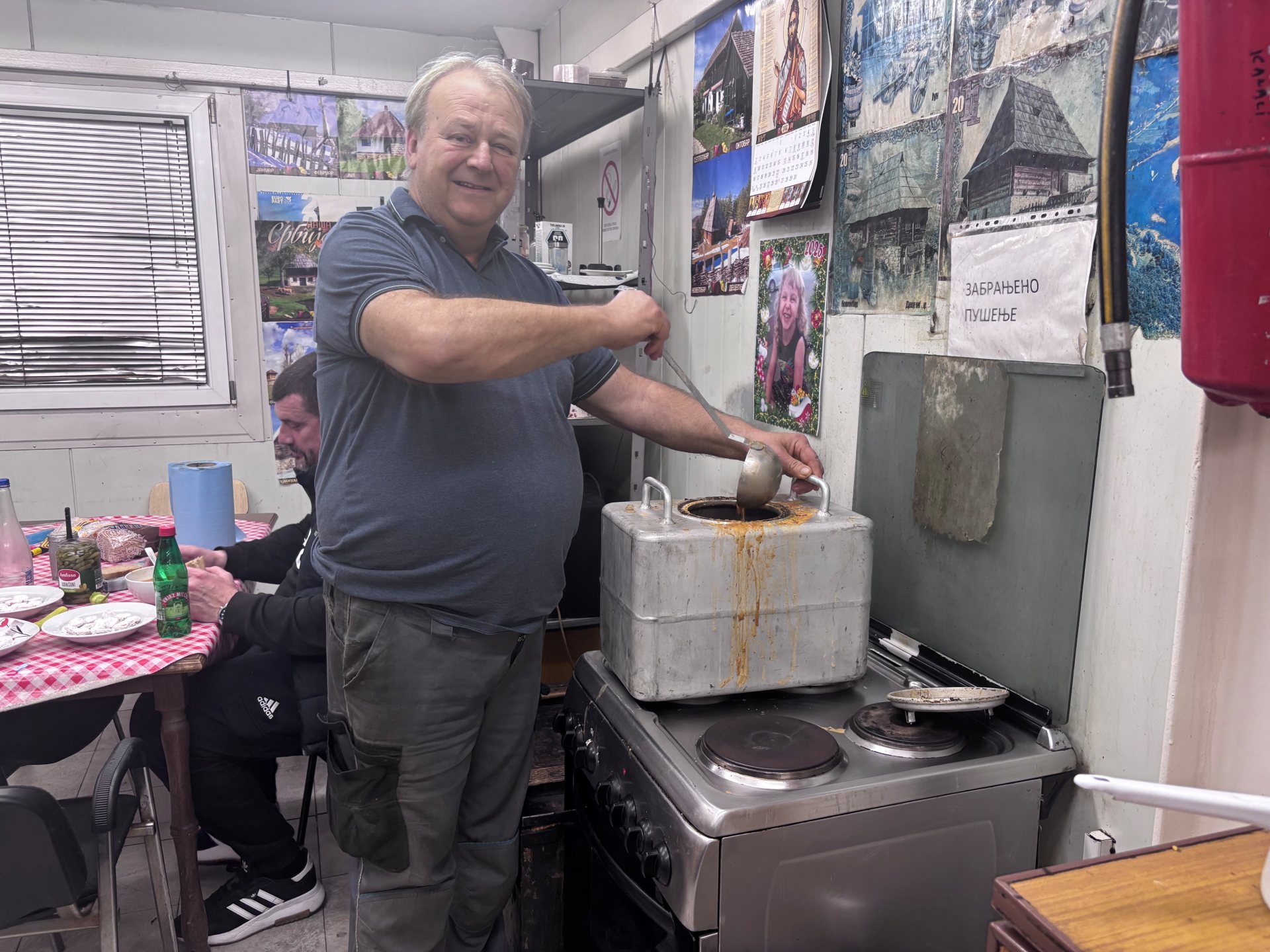 Radnik Parking servisa Dragan Gligorić sprema pasulj za kolege_autor fotografije Ivan Ilić.jpg