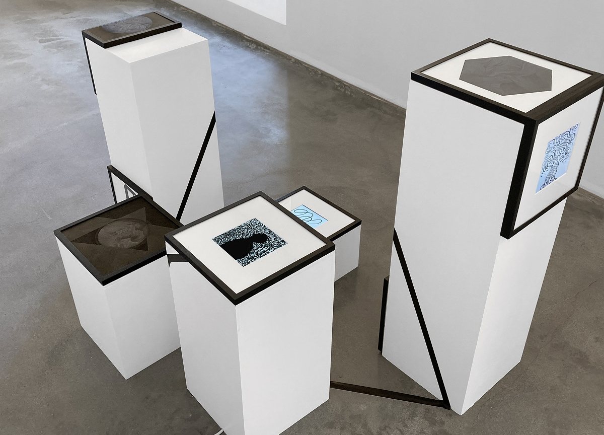 Bjorn Hegardt, Eternally Return, instalacija (animacije, tuš na papiru, ramovi, postamenti), 2022 - 2026.jpg