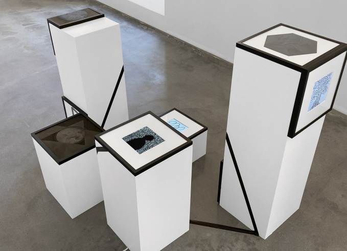 Bjorn Hegardt, Eternally Return, instalacija (animacije, tuš na papiru, ramovi, postamenti), 2022 - 2026.jpg