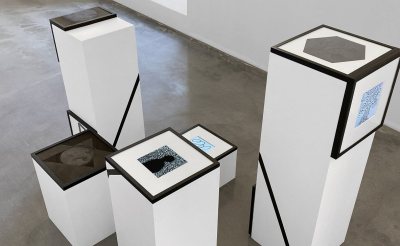 Bjorn Hegardt, Eternally Return, instalacija (animacije, tuš na papiru, ramovi, postamenti), 2022 - 2026.jpg